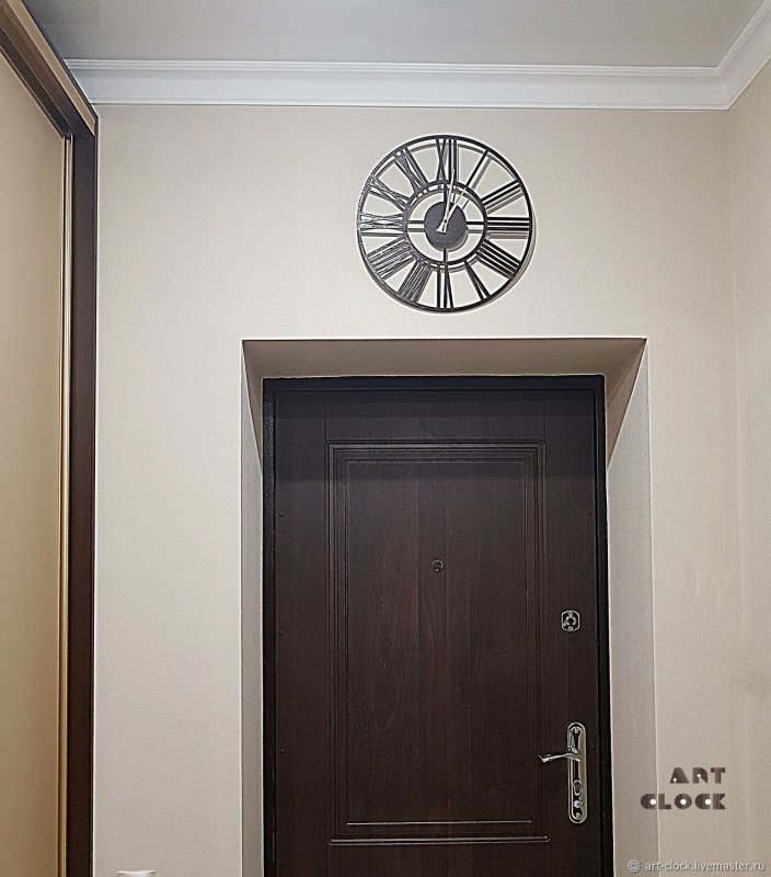 Настенные часы в интерьере коридора