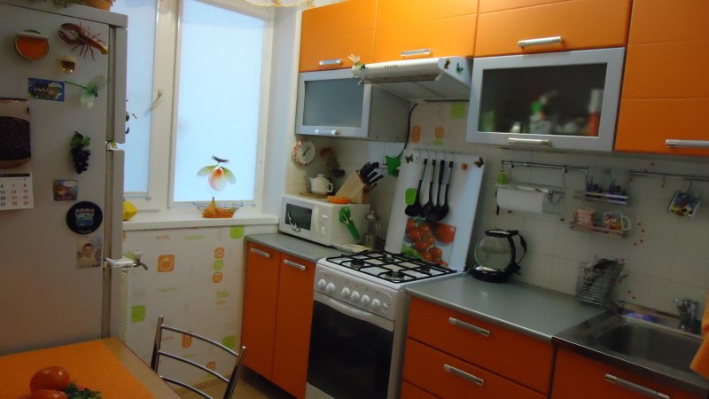 Маленькая кухня с холодильником