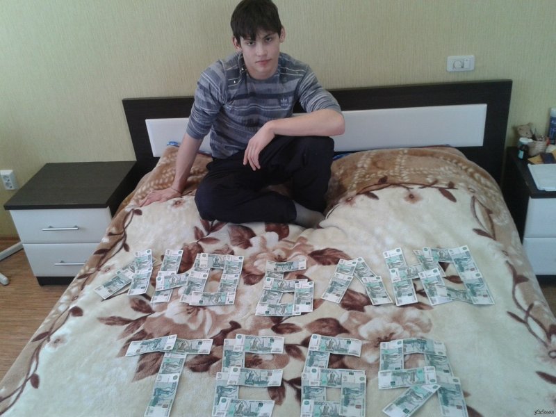 Человек с деньгами на кровати