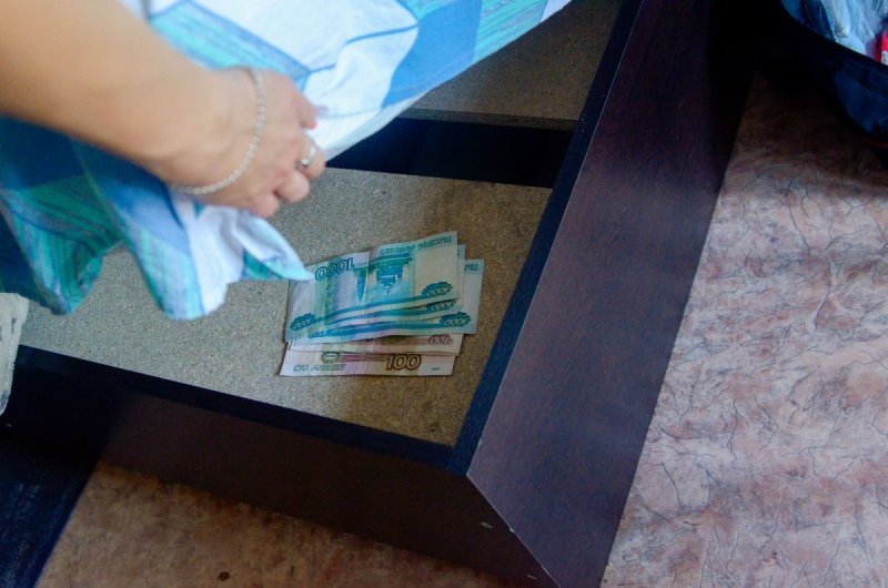 Прячет деньги под матрас
