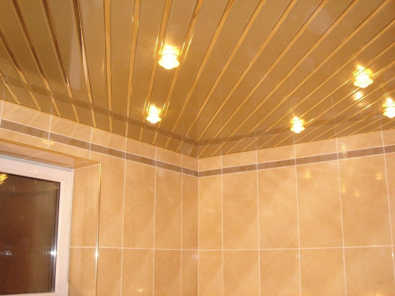 Реечный потолок в ванной 2x2