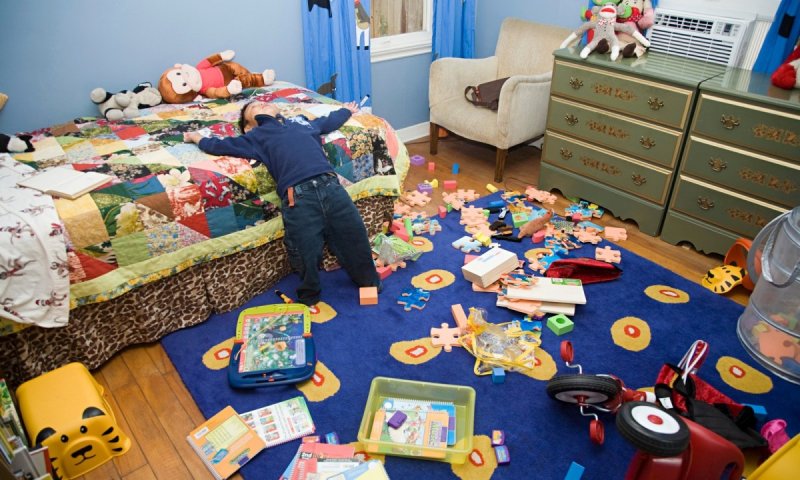 Разбросанные игрушки в детской
