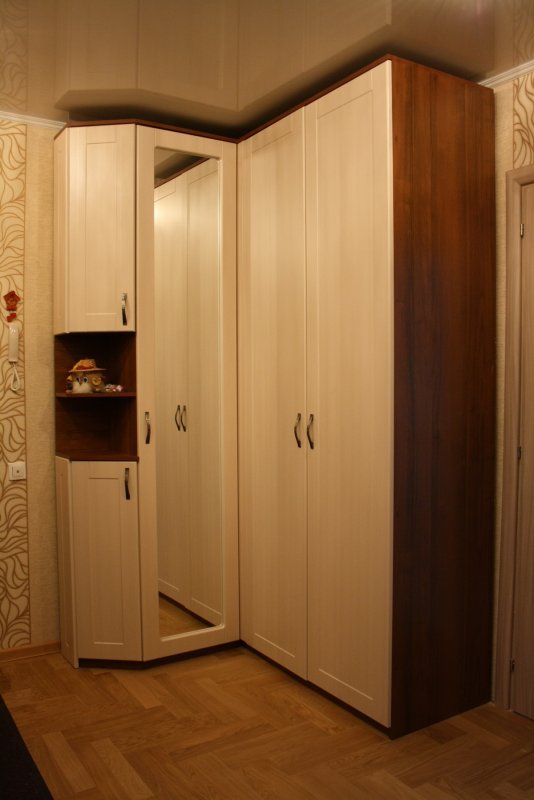 Угловой шкаф с распашными дверями