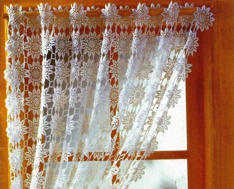 Вязаные шторы на кухню