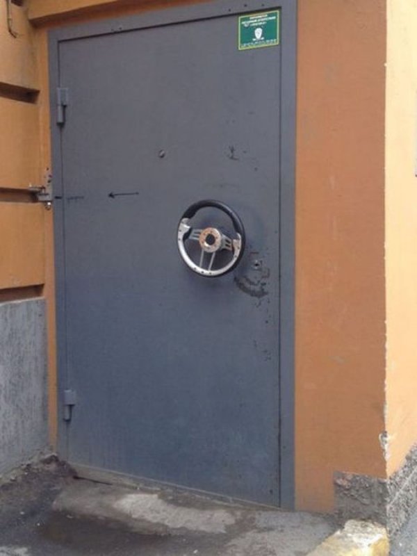 На входную дверь прикольные