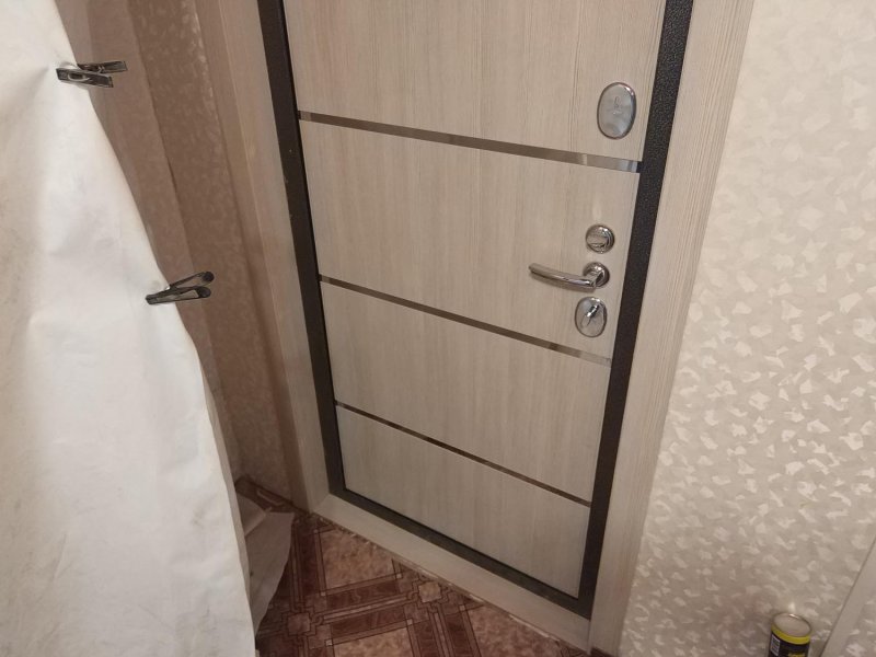 Двери капучино в коридоре