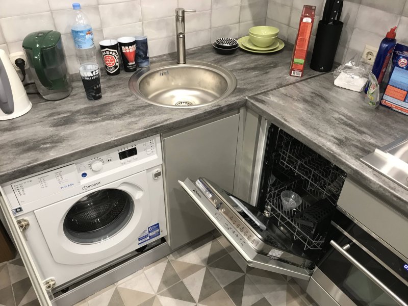 Угловая кухня со стиральной машиной и холодильником