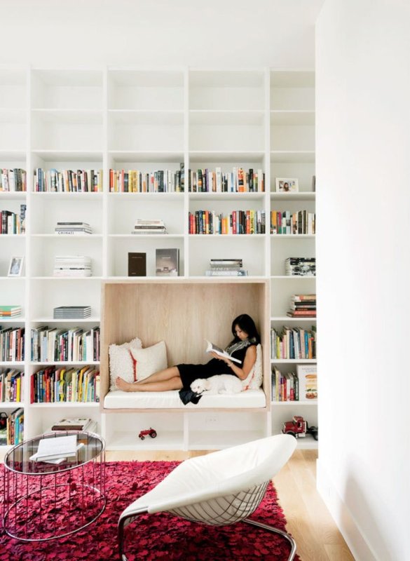 Комната с книжными полками