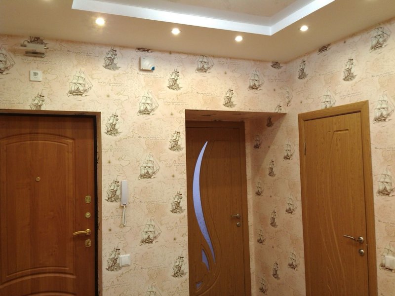 Комбинированные обои в прихожей