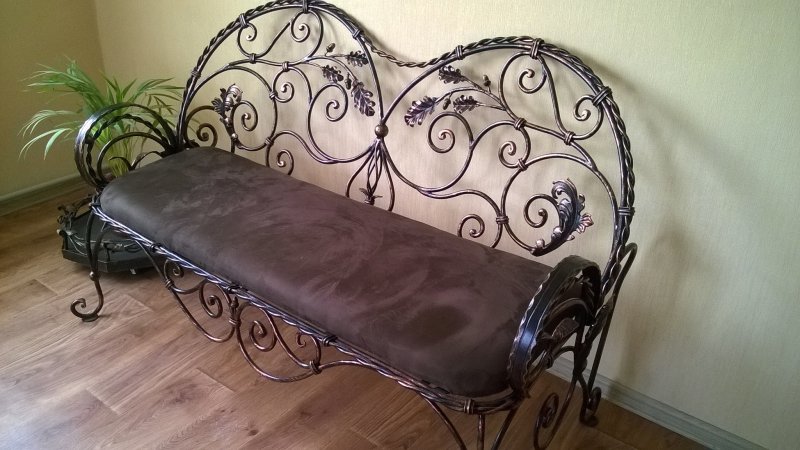 Кованый диванчик в прихожую