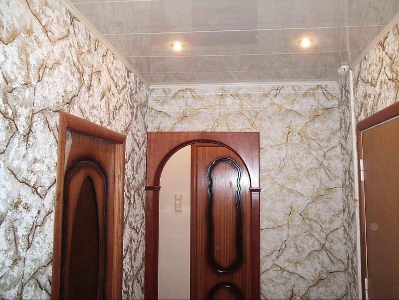 Зеленые обои в прихожей