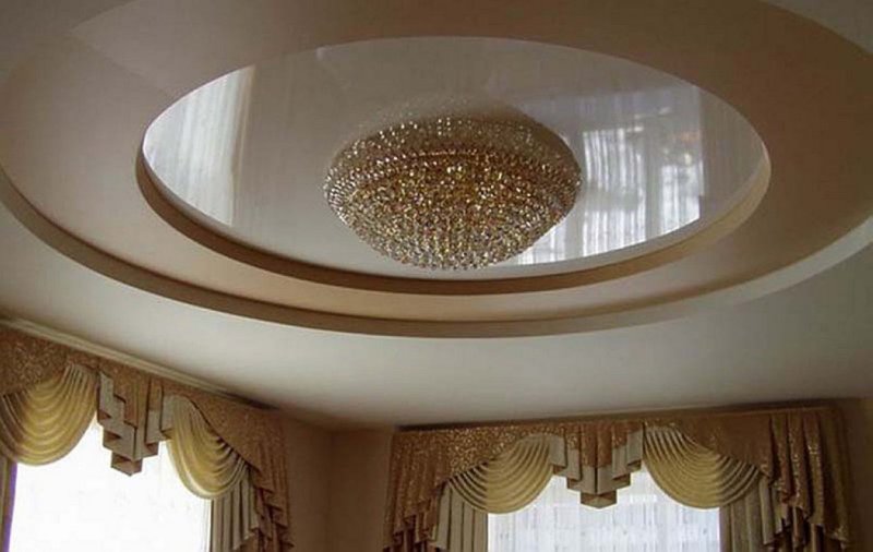 Натяжной потолок с балкой