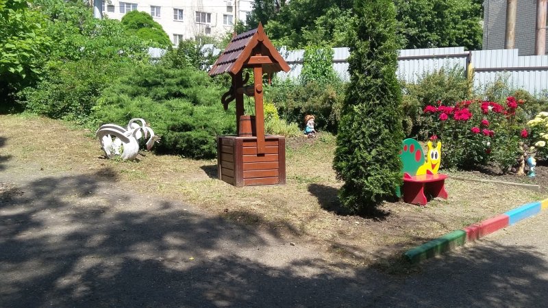 Клумбы на территории детского сада