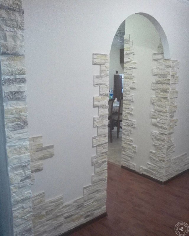 Камень в прихожей