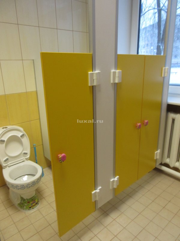 Туалетные кабинки в детском саду