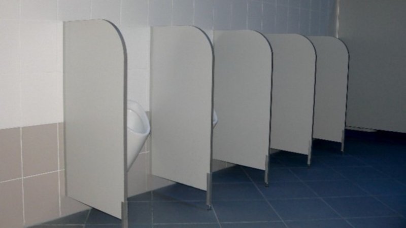 Душевые кабинки в школе