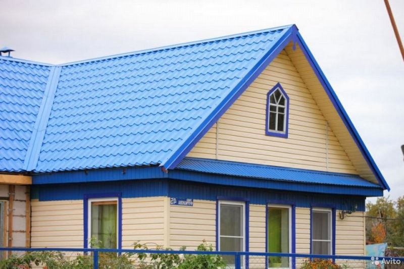 Деревянный дом с синей крышей