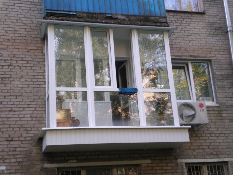 Панорамный балкон в хрущевке