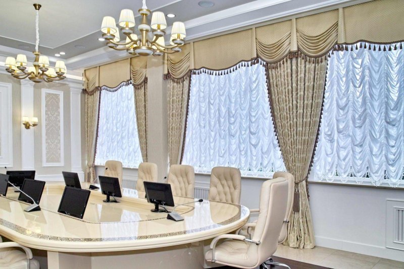 Шторы на окно с ламбрекеном