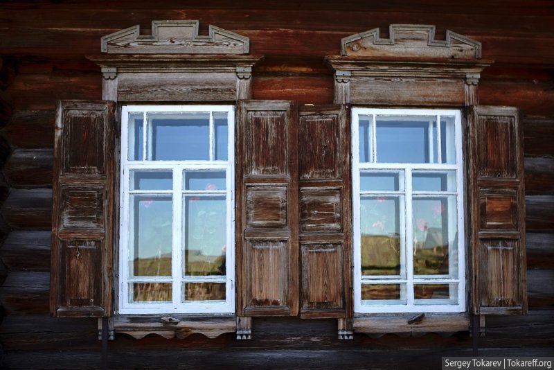 Окно в деревенском доме