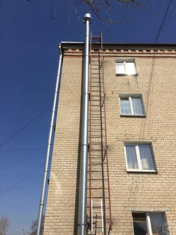 Воздуховод по фасаду здания