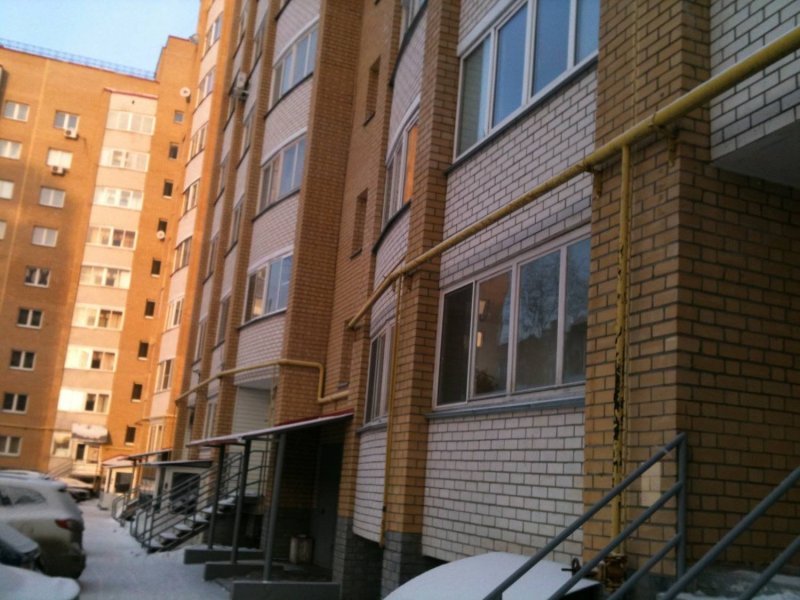 Газовые трубы по фасаду многоквартирного дома