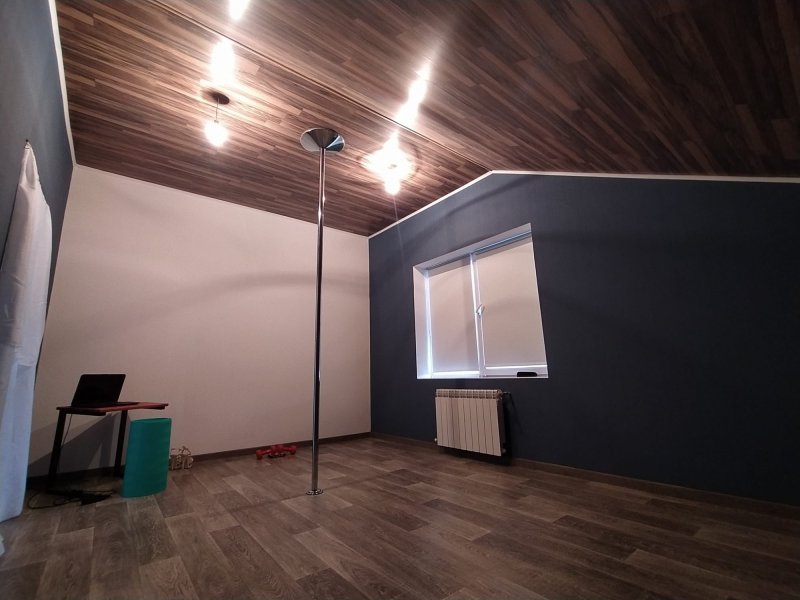 Потолок из ламината в квартире
