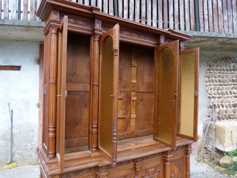 Открытый старинный шкаф