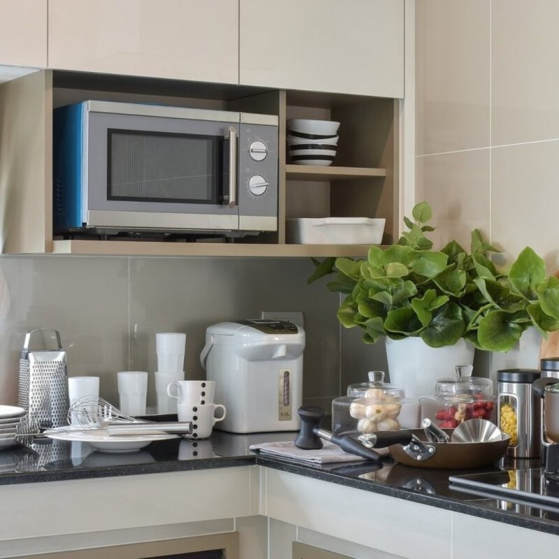 Микроволновка в интерьере кухни