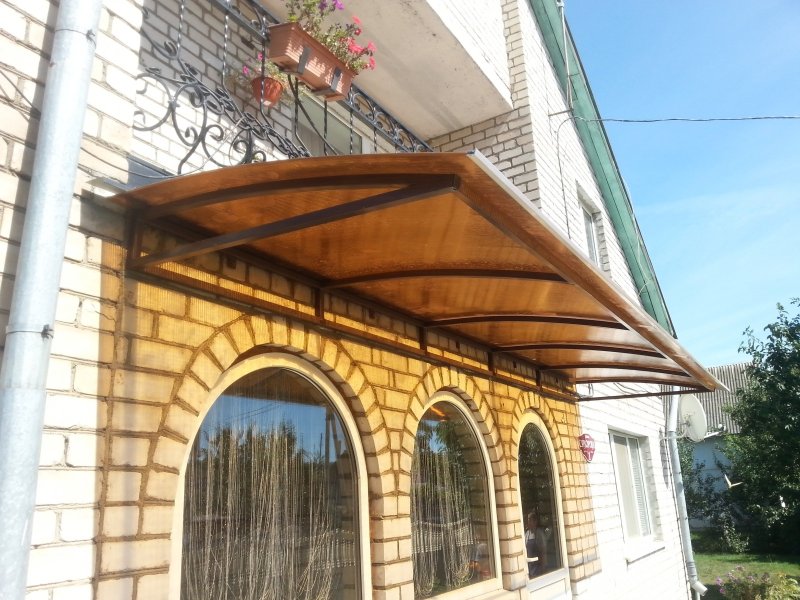 Навес над окном из поликарбоната