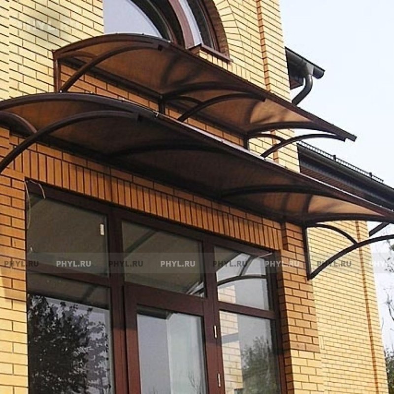 Пластиковые козырьки над крыльцом