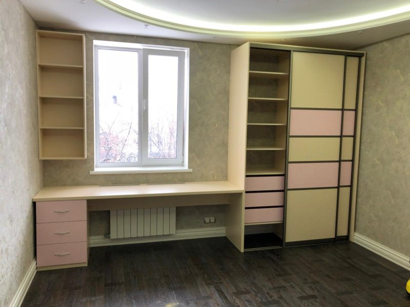 Стол вдоль окна в детской