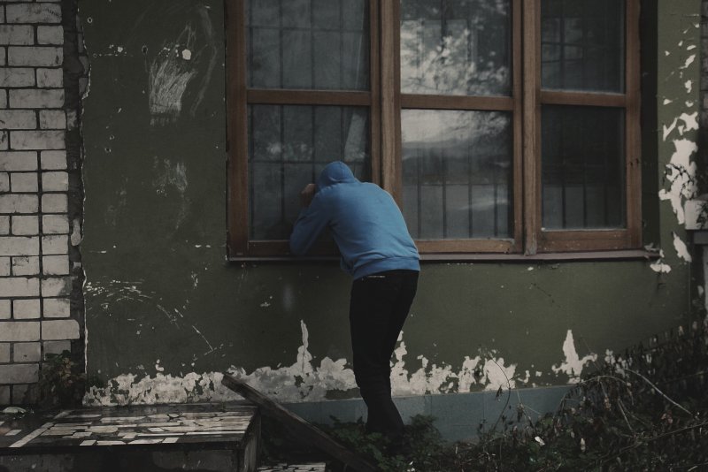 Человек заглядывает в окно