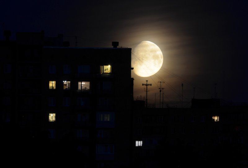 Луна над домами