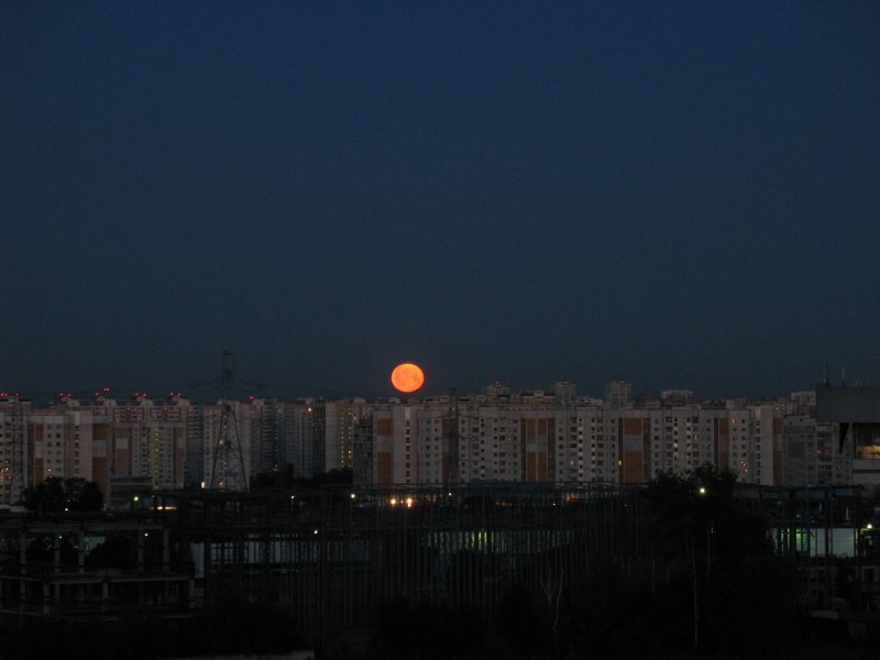 Луна в окне