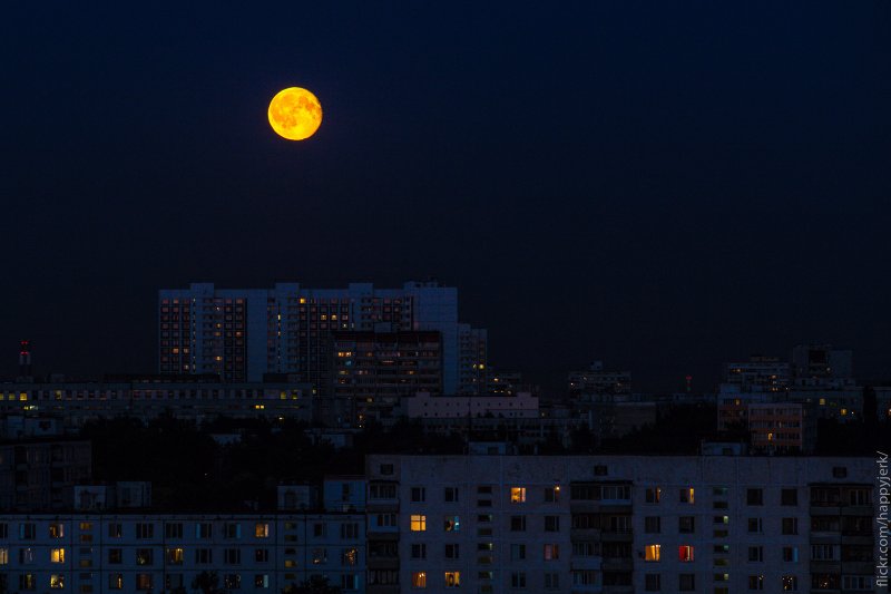 Луна над домами