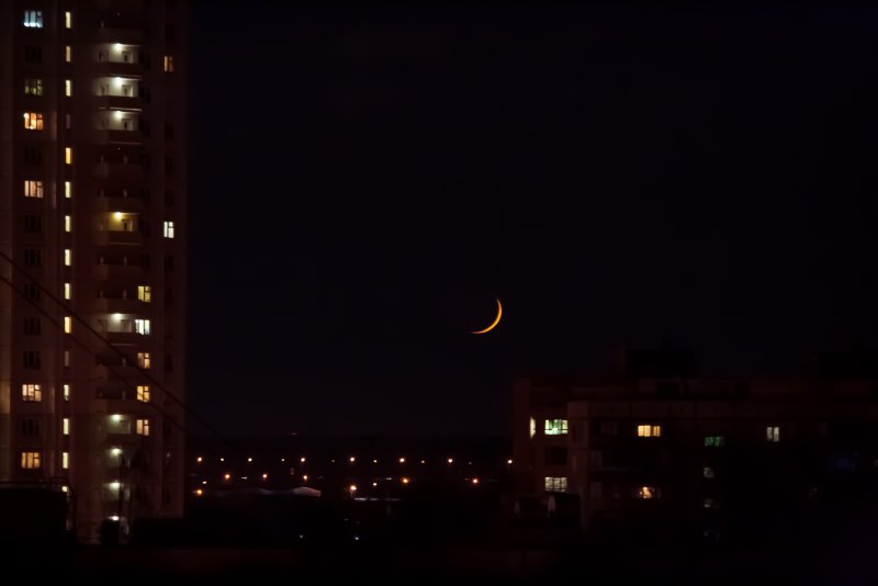 Месяц из окна