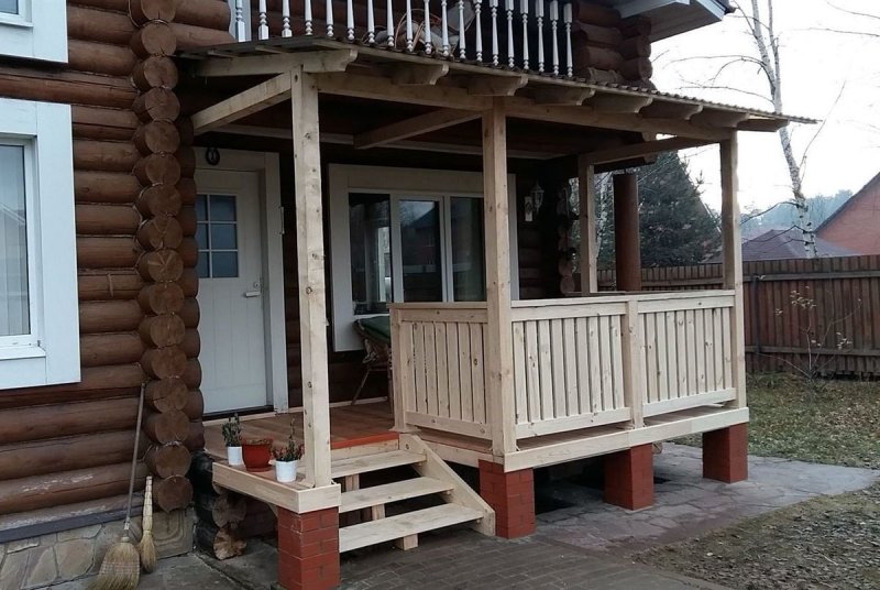Баня с двухскатной крышей и террасой