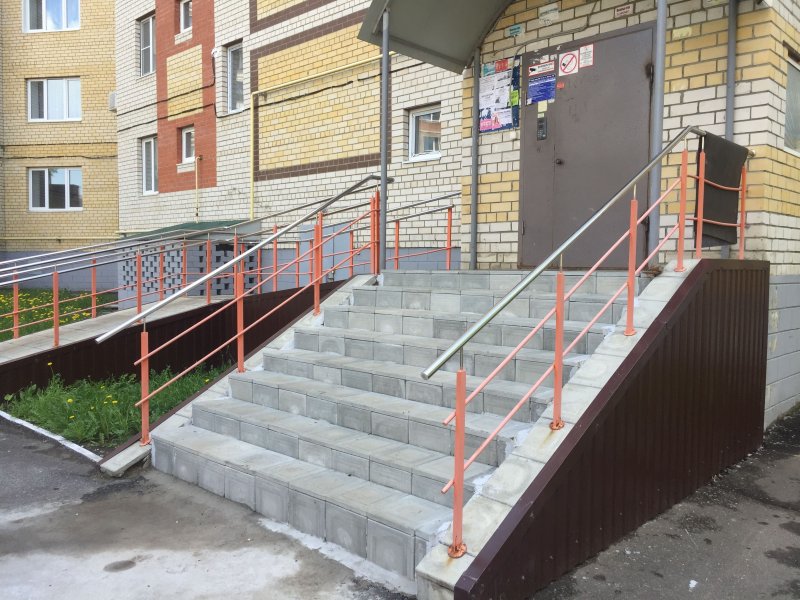 Крыльцо в многоквартирном доме