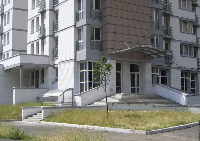 Подъезд жилого дома снаружи