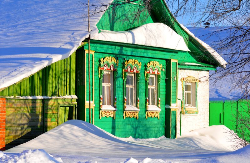 Зеленый деревенский дом