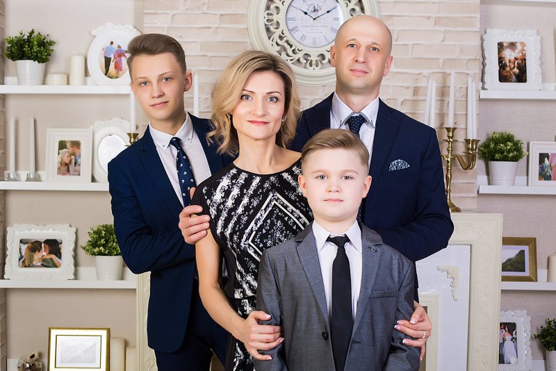 Семейная фотосессия классическая в студии