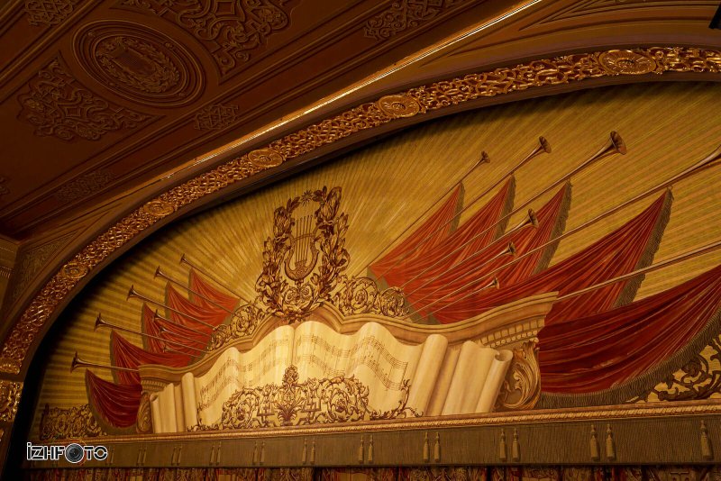Зрительский зал в театре