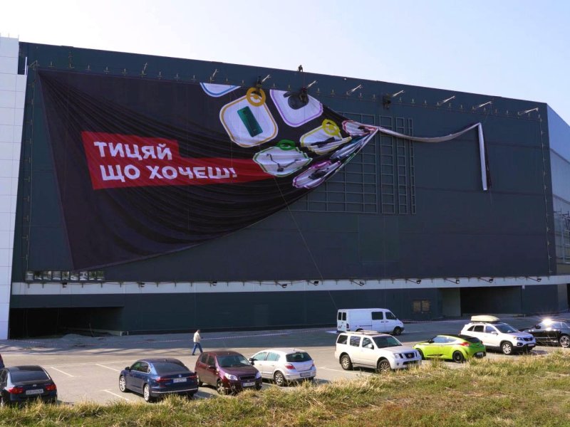 Монтаж баннера на фасад здания