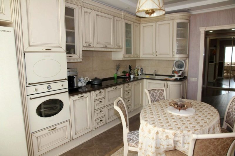 Кухни классические светлые с патиной