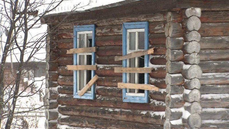Заброшенный дом в деревне заколоченные