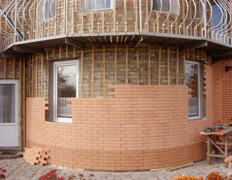 Обшивка кирпичного дома