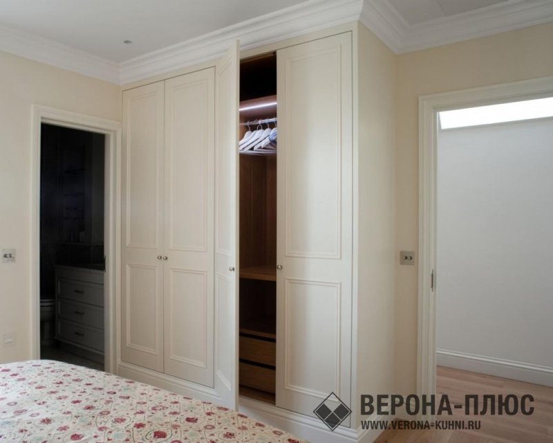 Шкаф в прихожую с распашными дверями