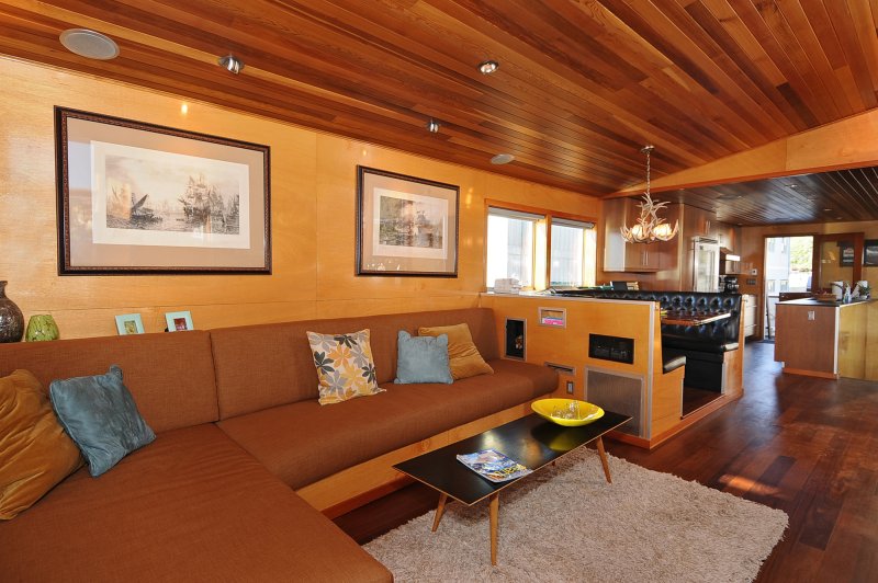 Houseboat внутри