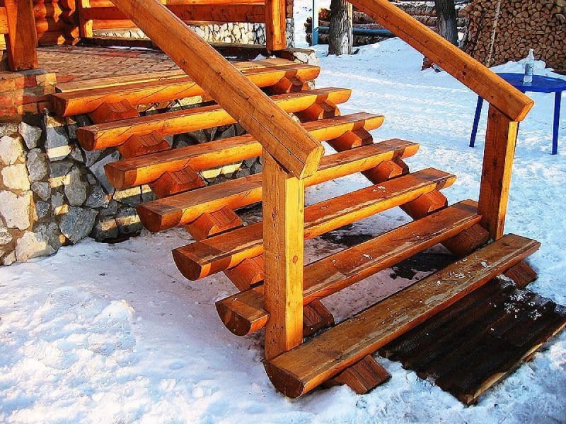 Ступеньки из бревна у крыльца